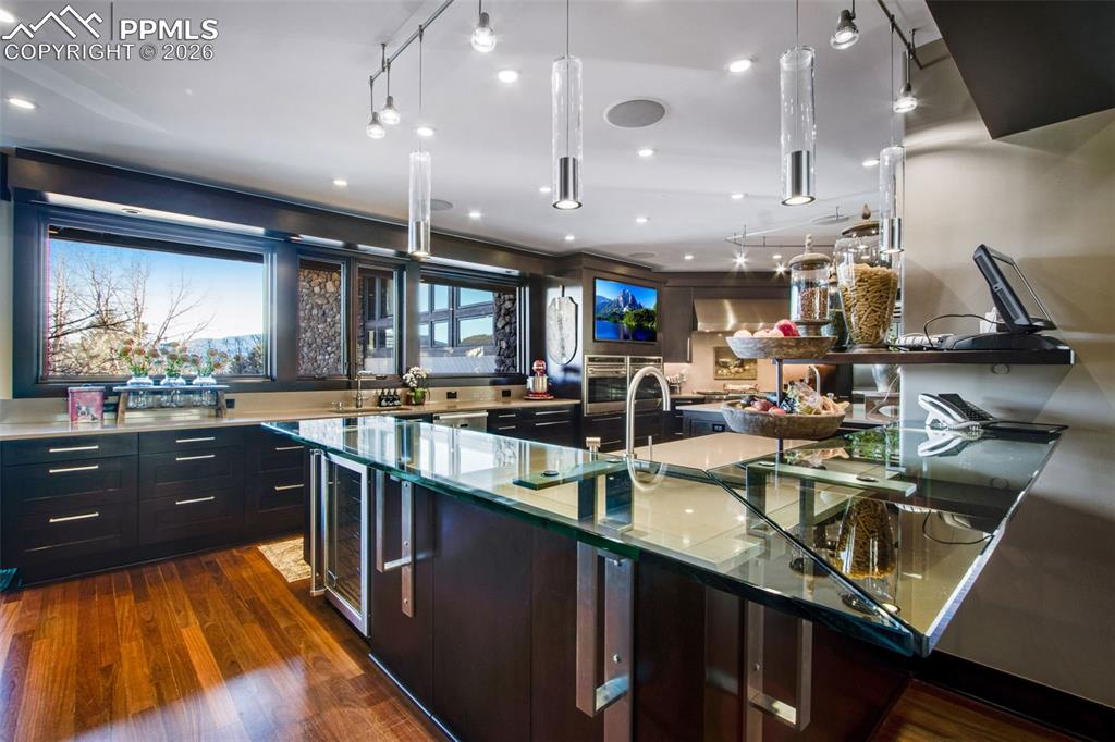 Image 14 of 50: Living Room