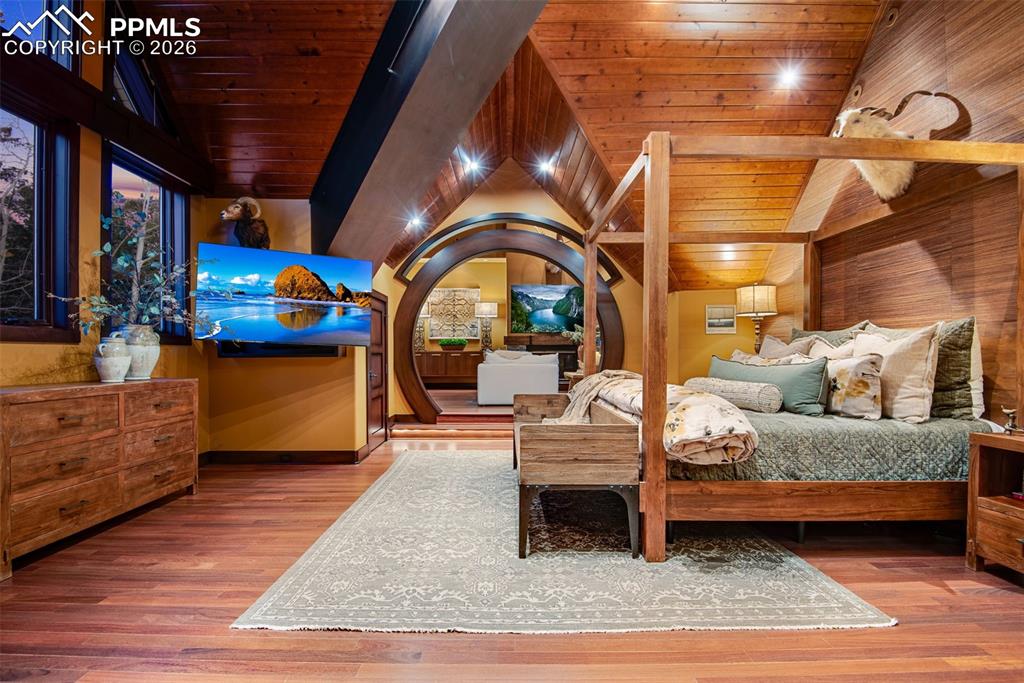 Image 19 of 50: Bedroom