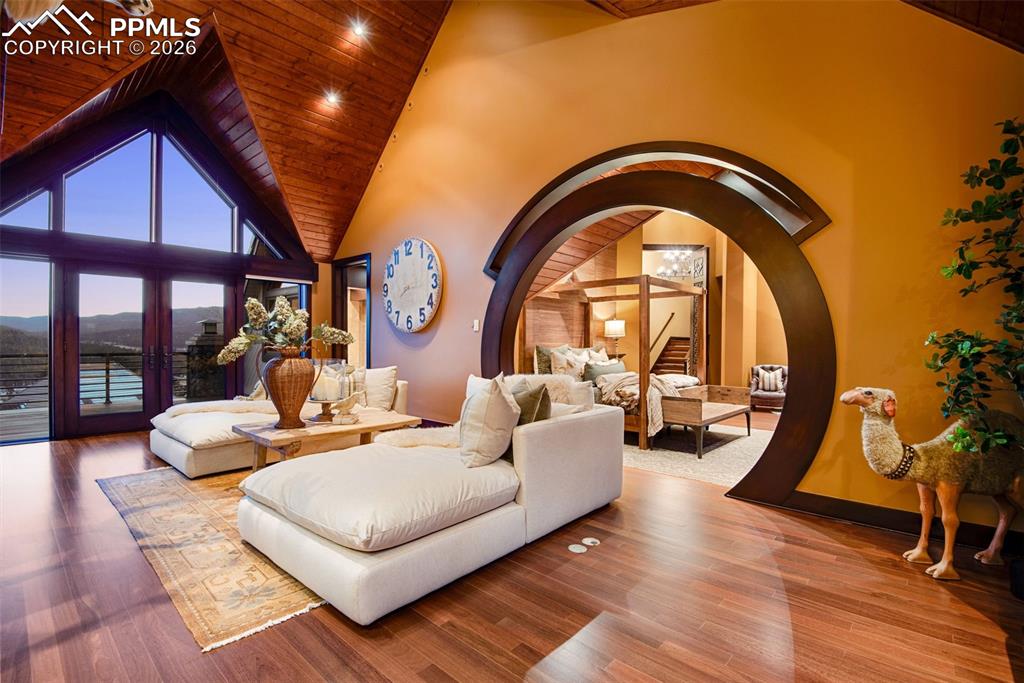 Image 20 of 50: Bedroom