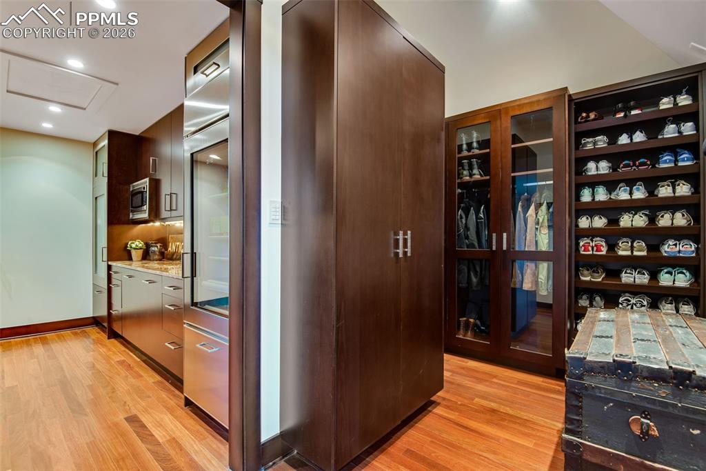 Image 23 of 50: Office