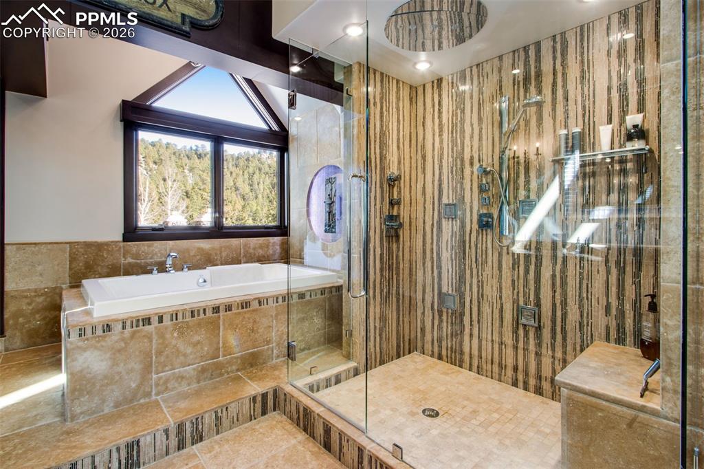 Image 25 of 50: Closet