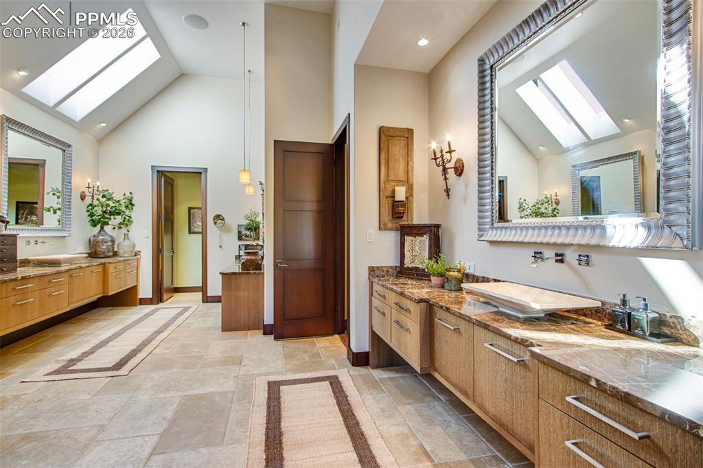 Image 26 of 50: Bathroom