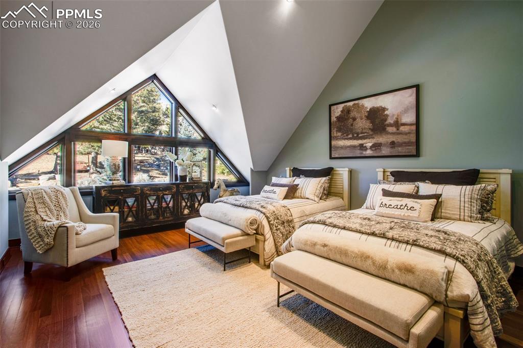 Image 32 of 50: Office