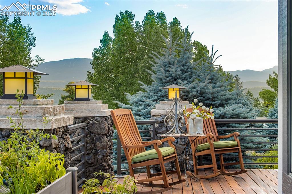 Image 38 of 50: Deck