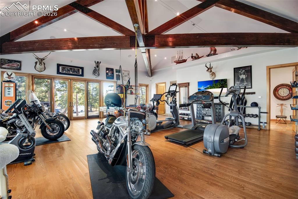 Image 42 of 50: Living Room