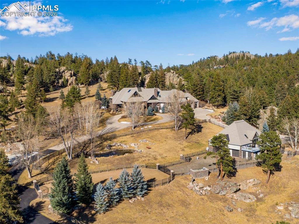 Image 45 of 50: Yard