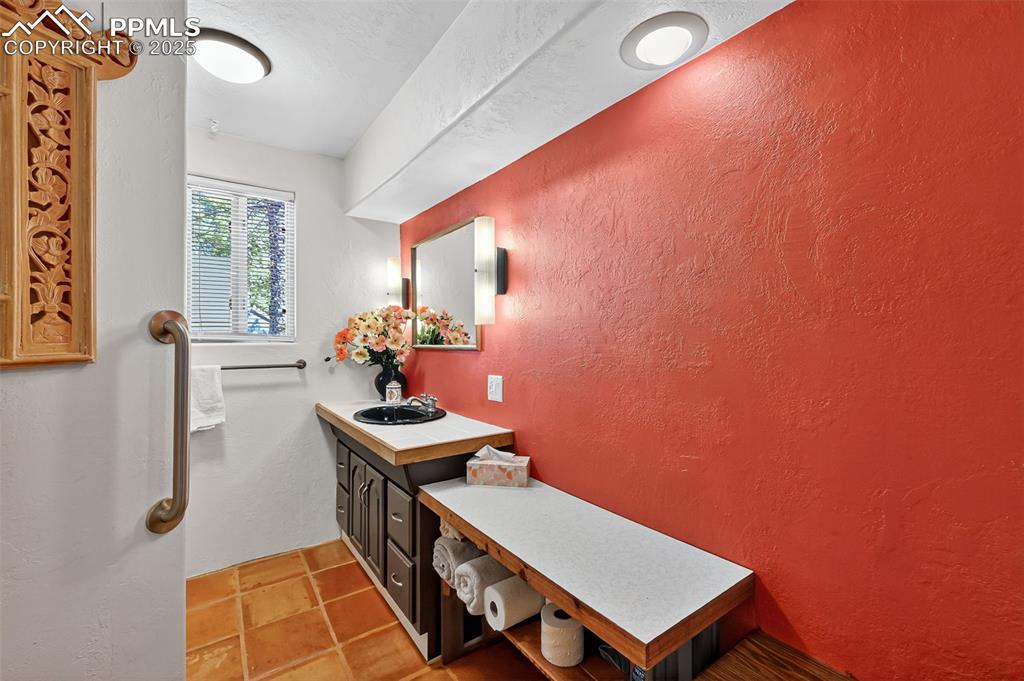 Image 16 of 43: Bathroom