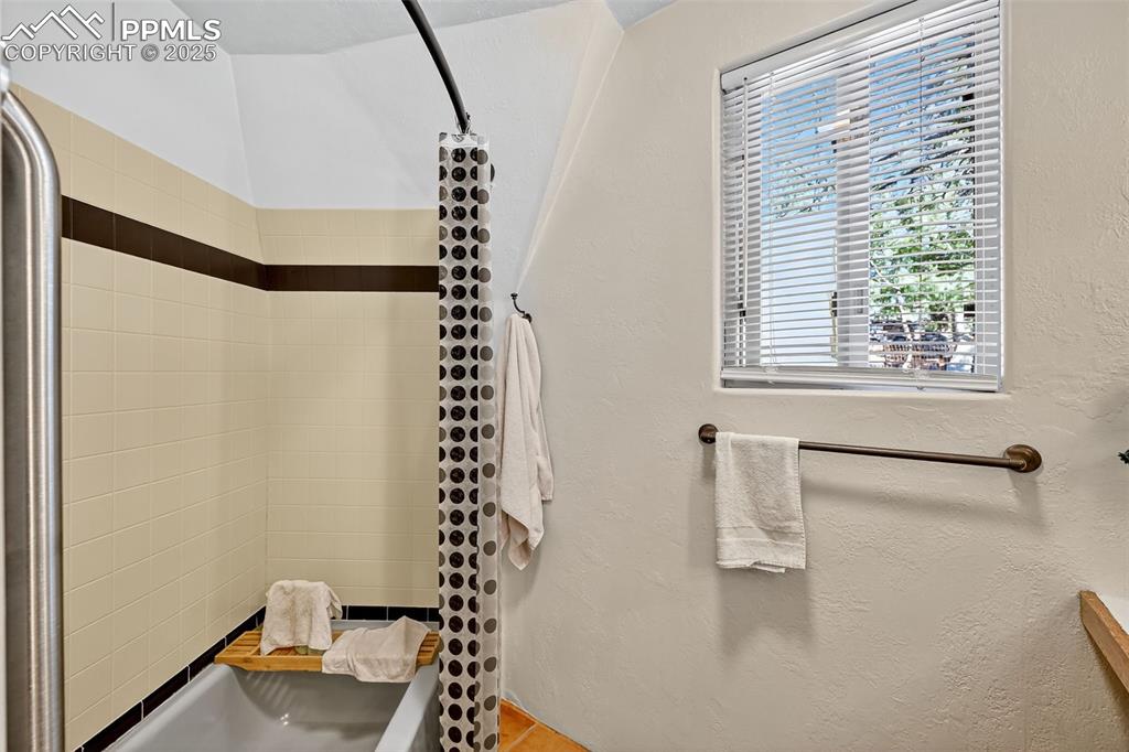 Image 17 of 43: Bathroom