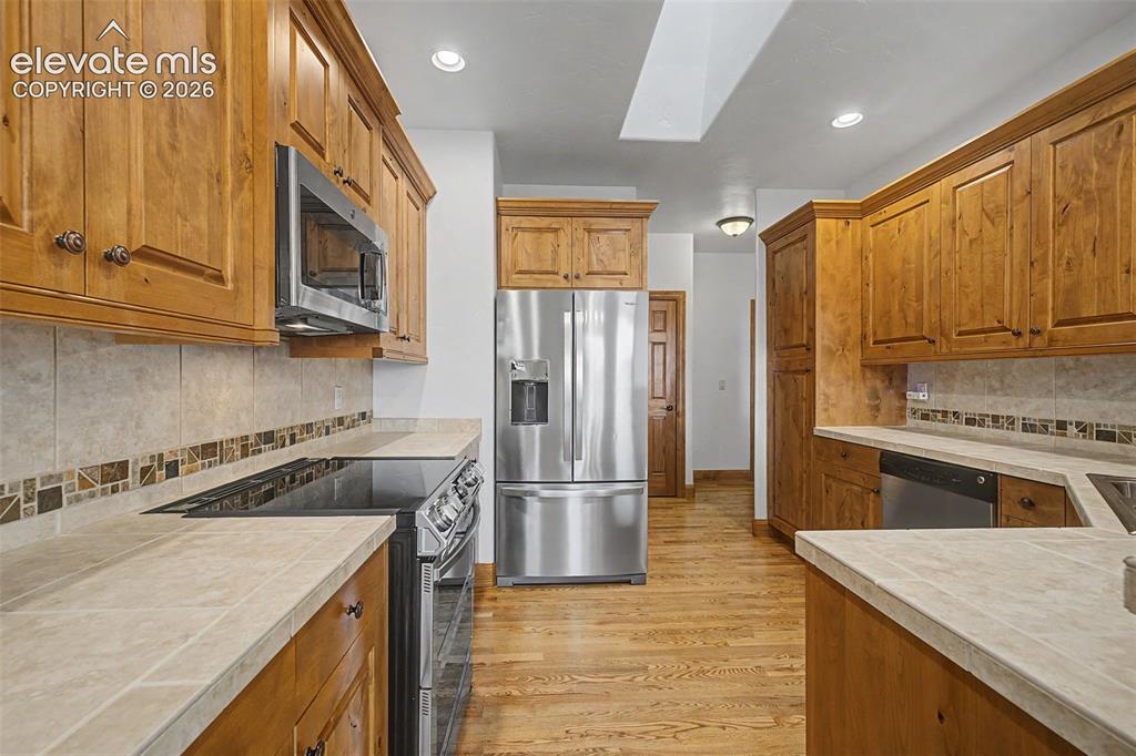 Image 16 of 42: Kitchen