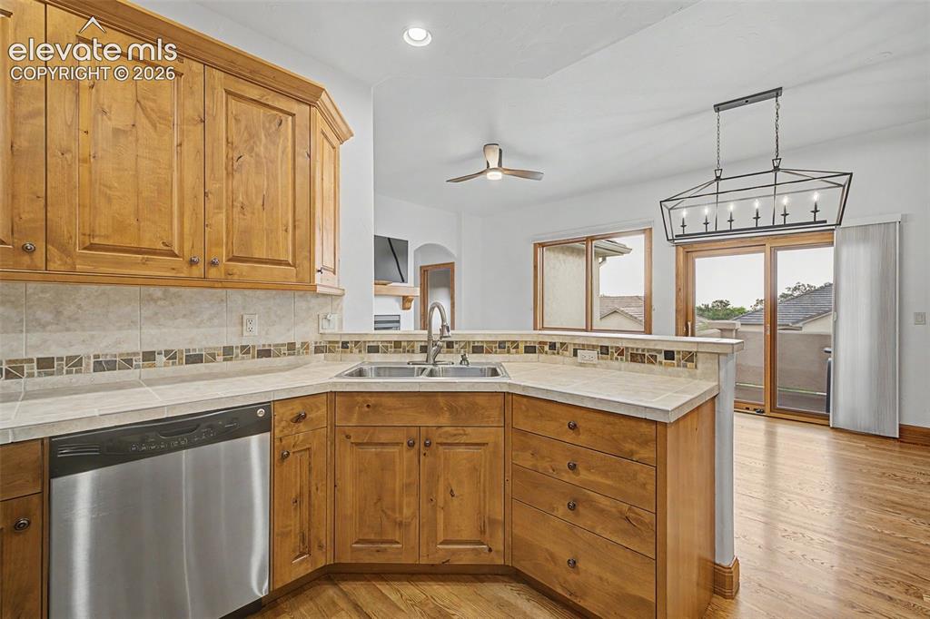 Image 18 of 42: Kitchen