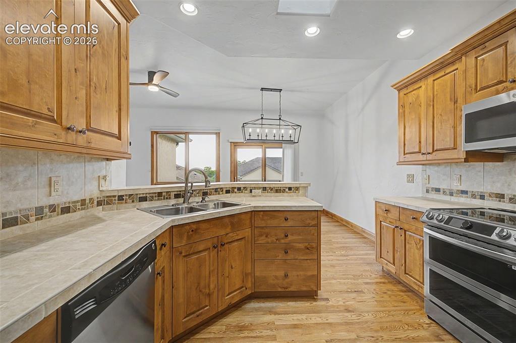 Image 19 of 42: Kitchen