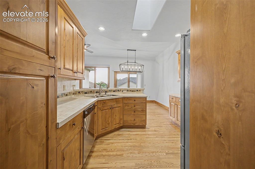 Image 20 of 42: Kitchen