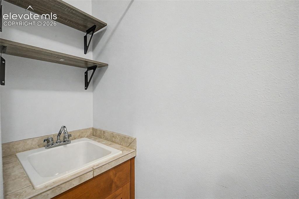 Image 26 of 42: Sink in laundry room!