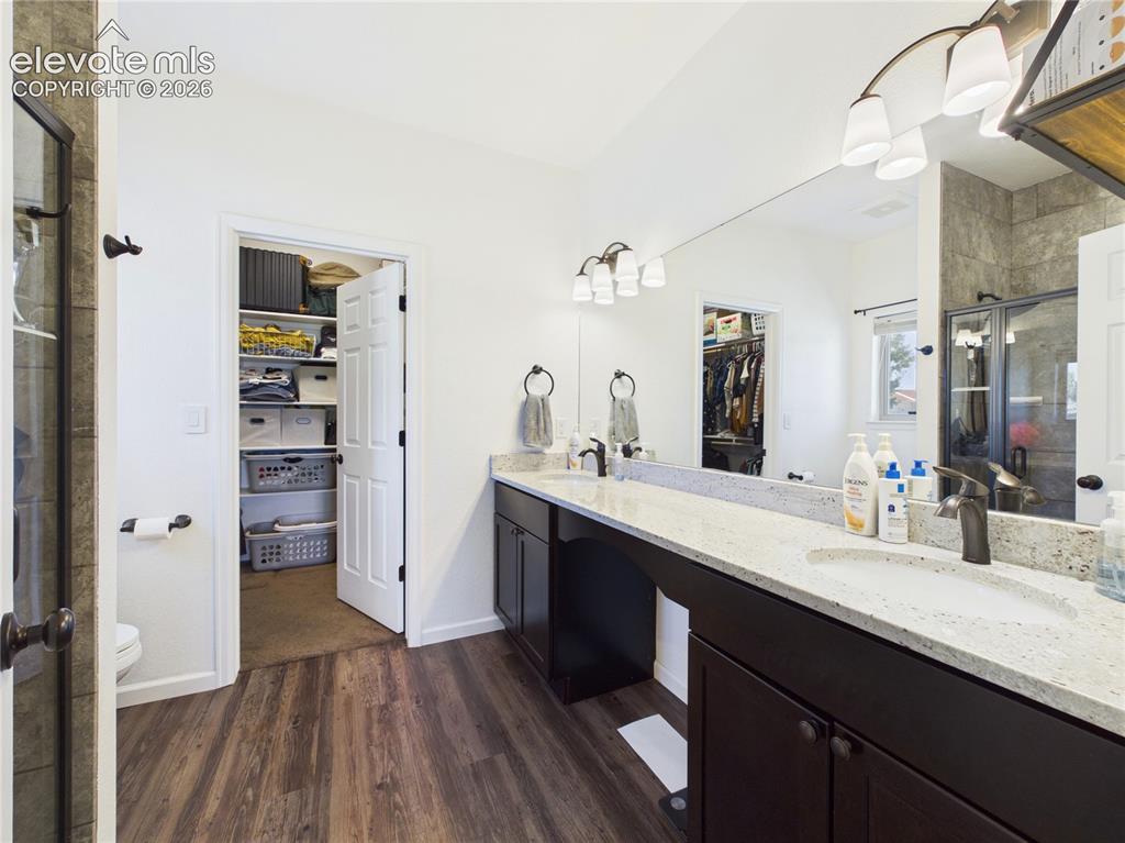 Image 15 of 37: Bathroom