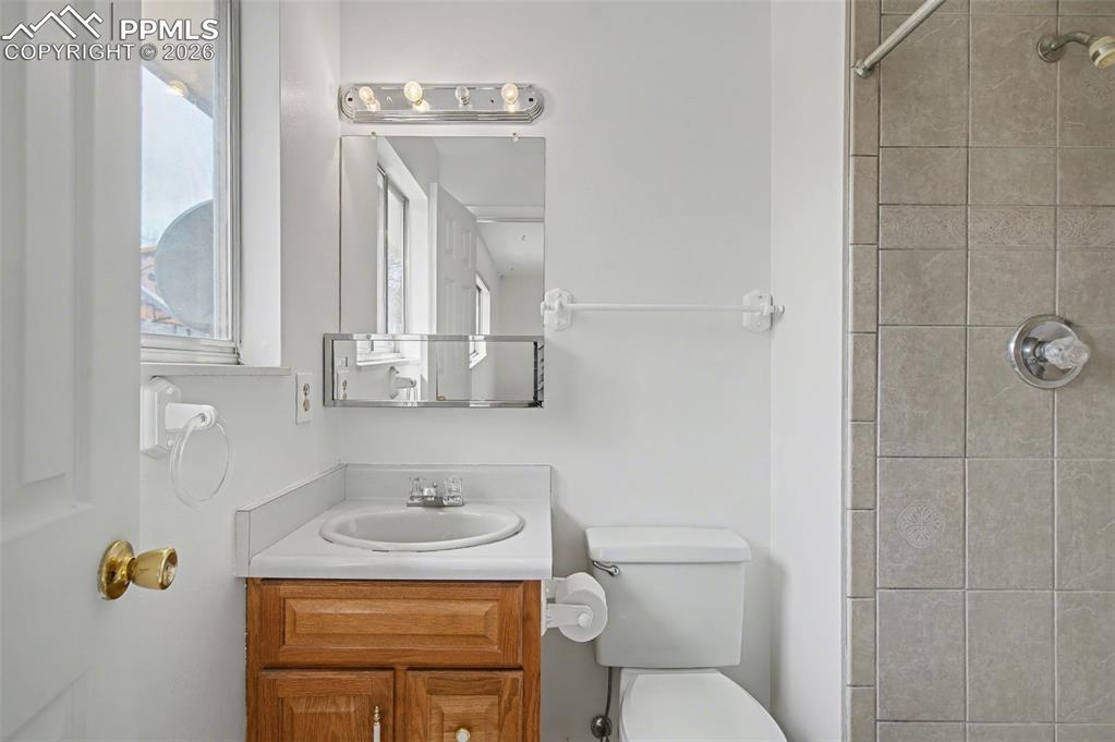 Image 23 of 44: Bathroom