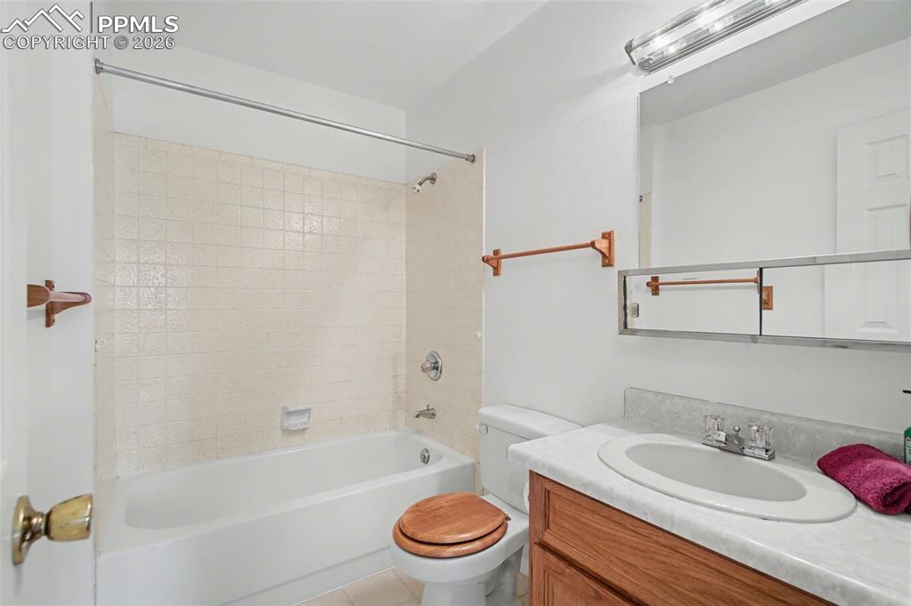 Image 27 of 44: Bathroom