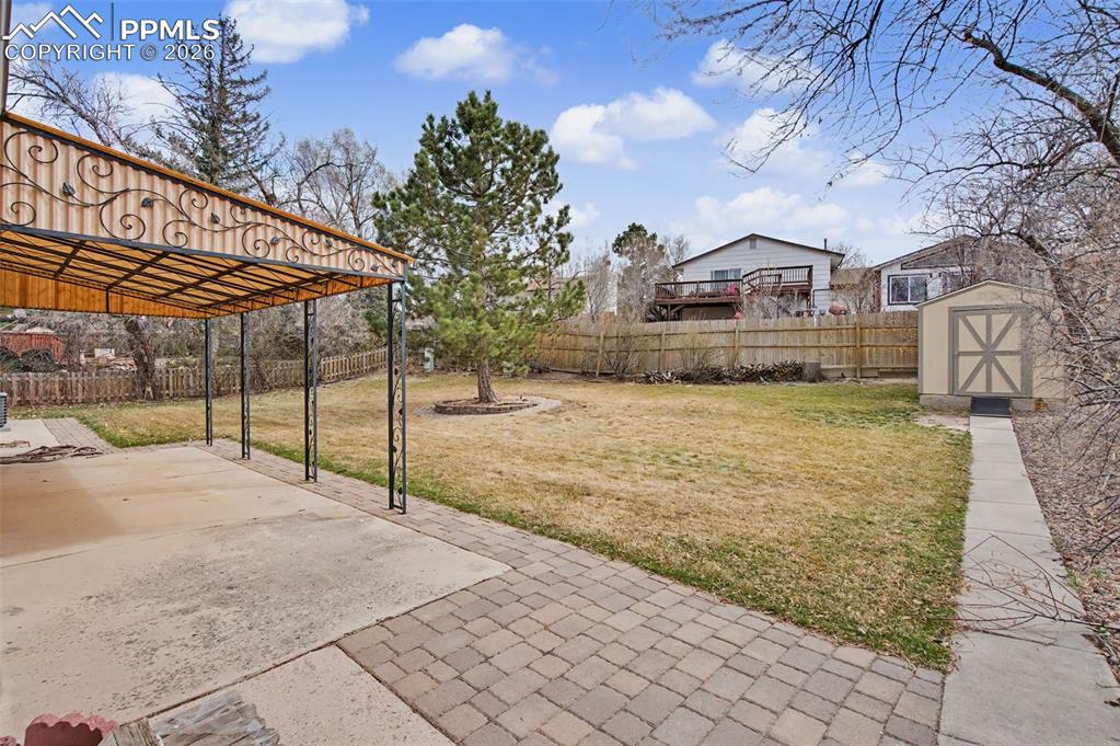 Image 40 of 44: Yard