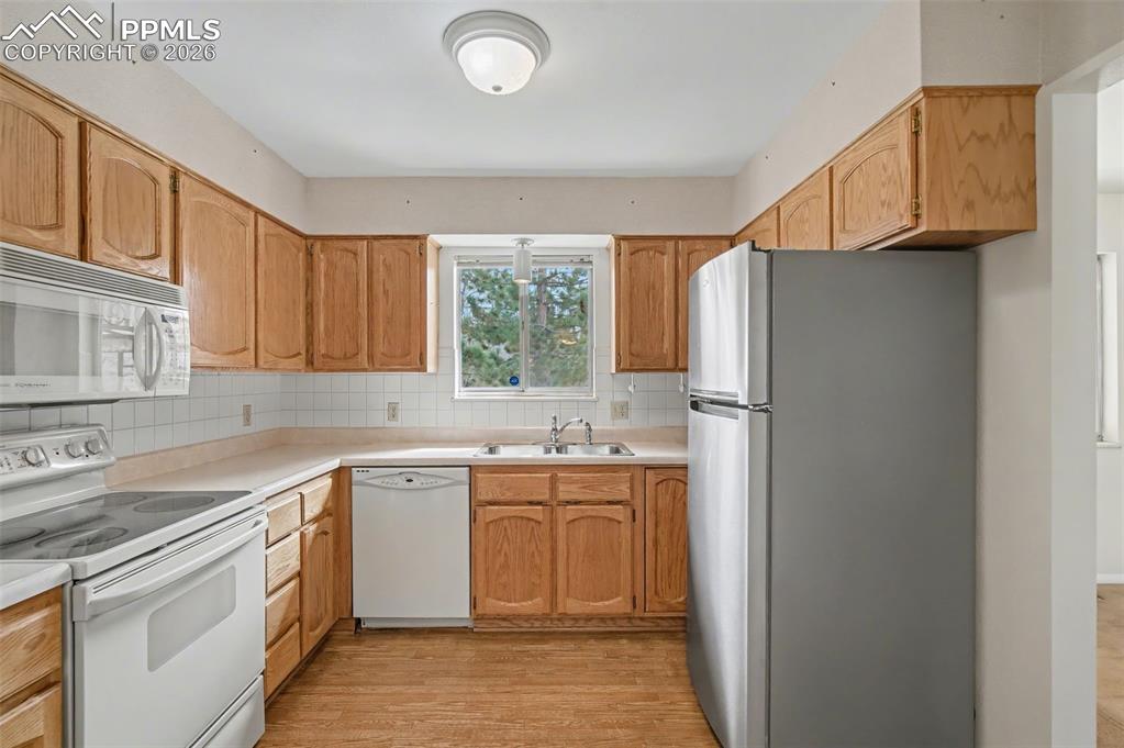 Image 7 of 44: Kitchen