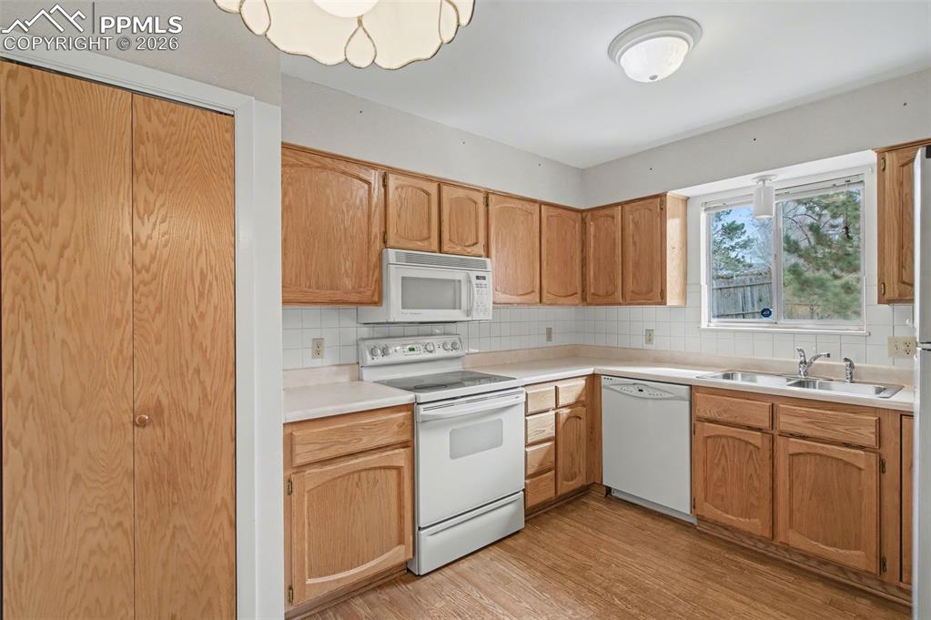 Image 9 of 44: Kitchen