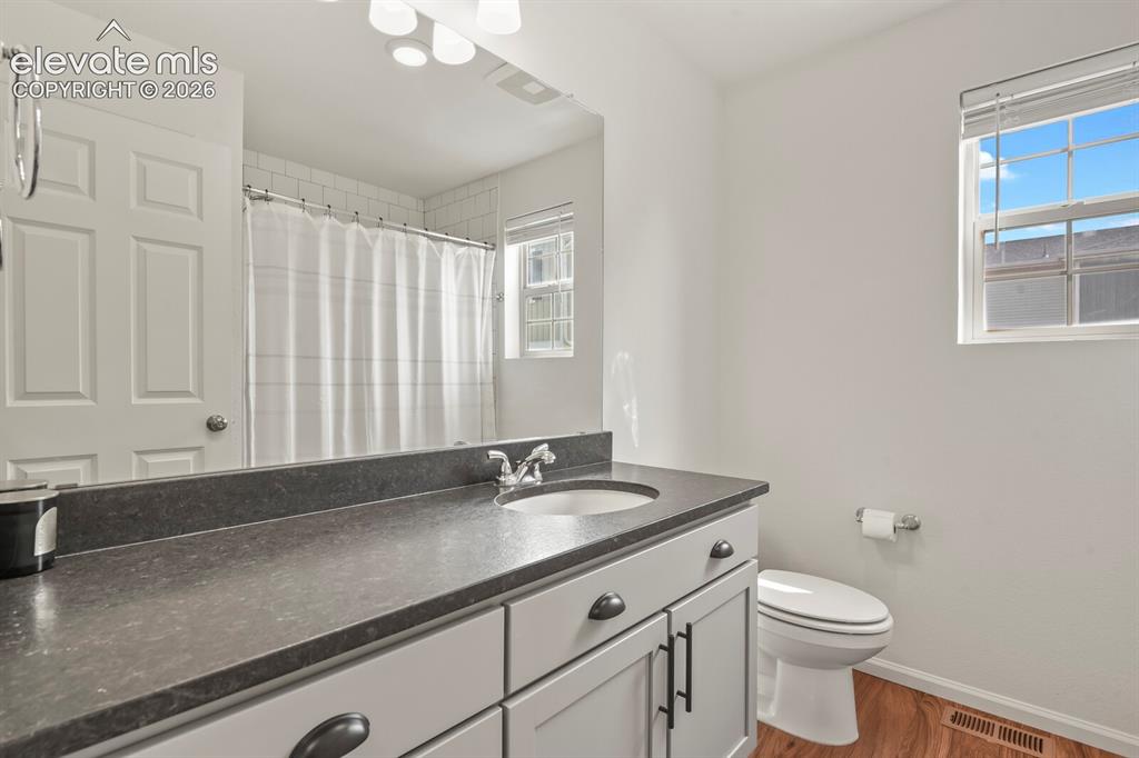 Image 20 of 31: Full bathroom on upper level 