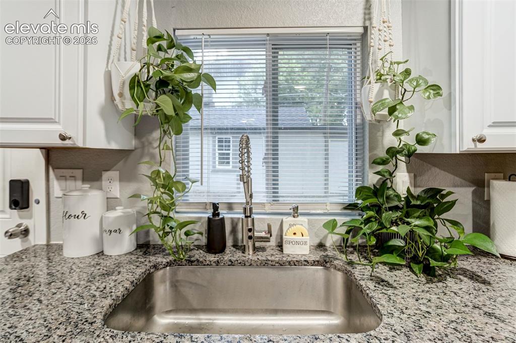 Image 5 of 38: Kitchen