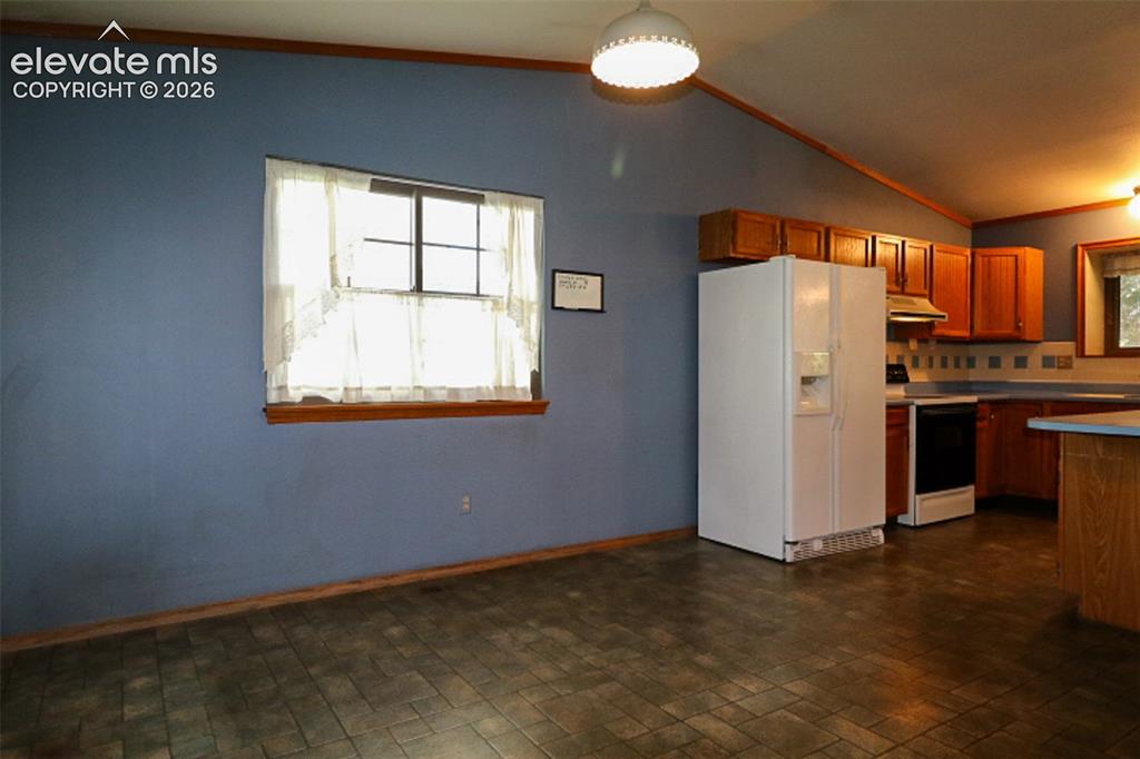 Image 11 of 39: Kitchen