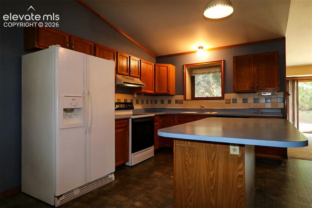 Image 12 of 39: Kitchen