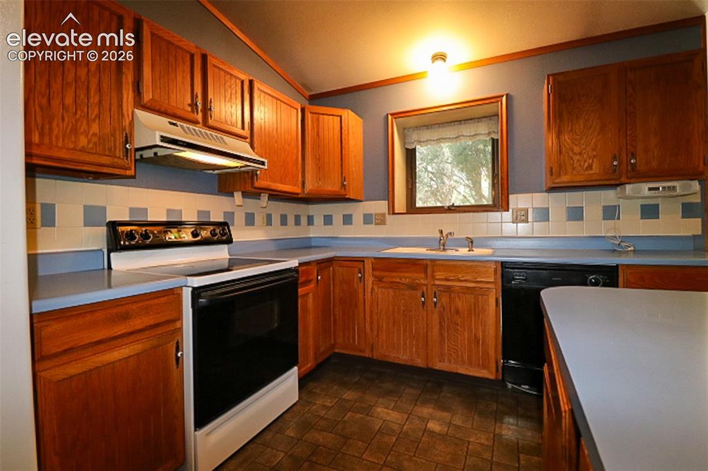 Image 13 of 39: Kitchen