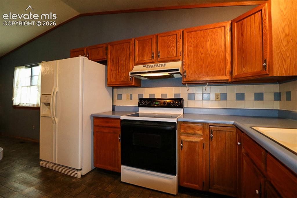 Image 14 of 39: Kitchen