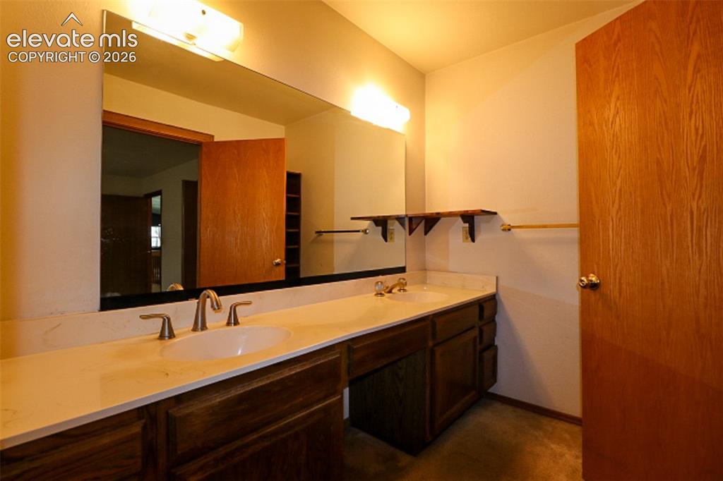 Image 21 of 39: Bathroom
