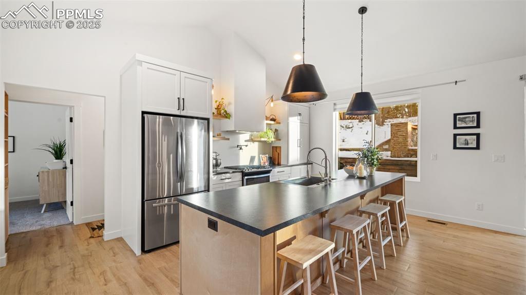 Image 10 of 33: Kitchen