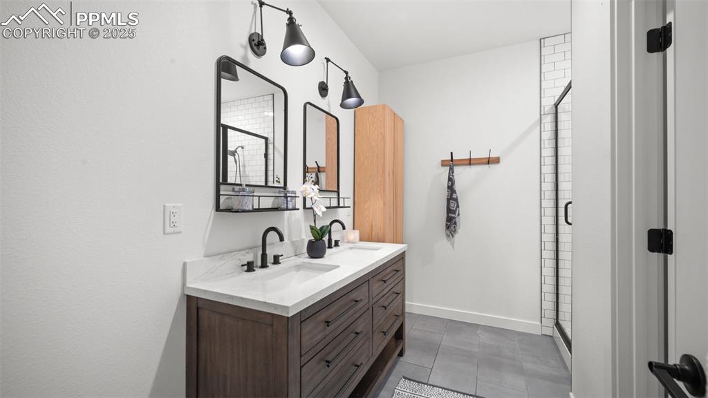 Image 14 of 33: Bathroom