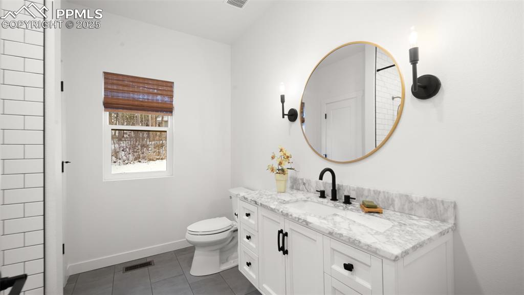 Image 18 of 33: Bathroom