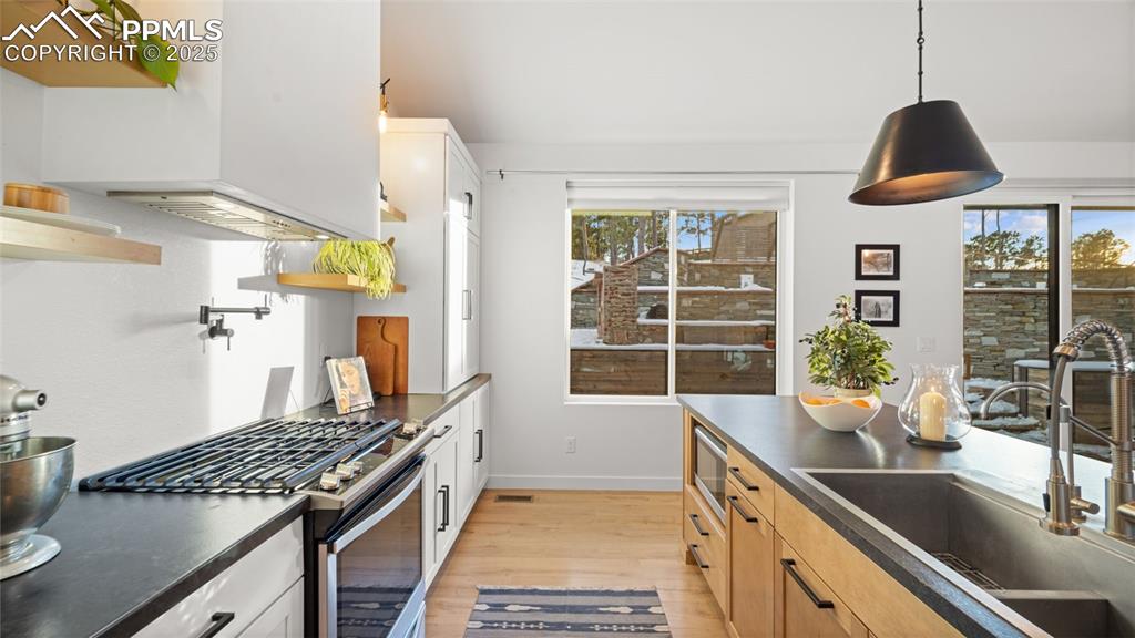 Image 7 of 33: Kitchen