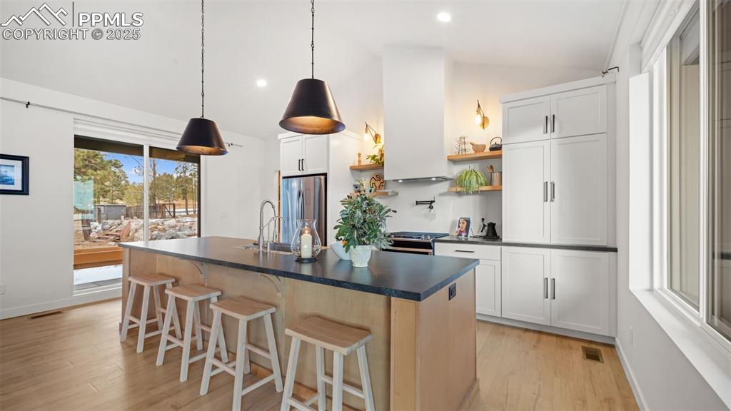 Image 8 of 33: Kitchen