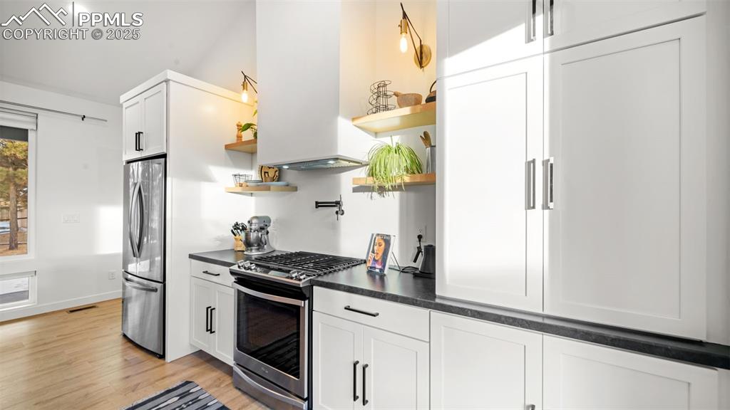 Image 9 of 33: Kitchen