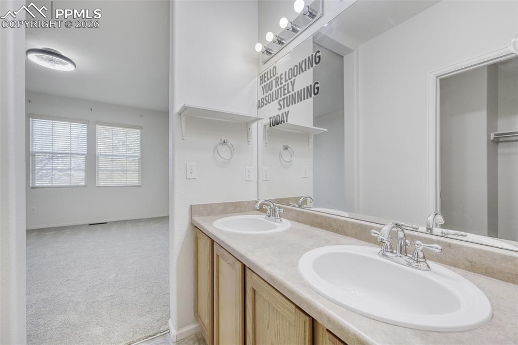 Image 11 of 13: Bathroom