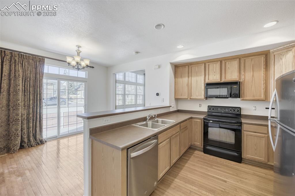 Image 5 of 13: Kitchen