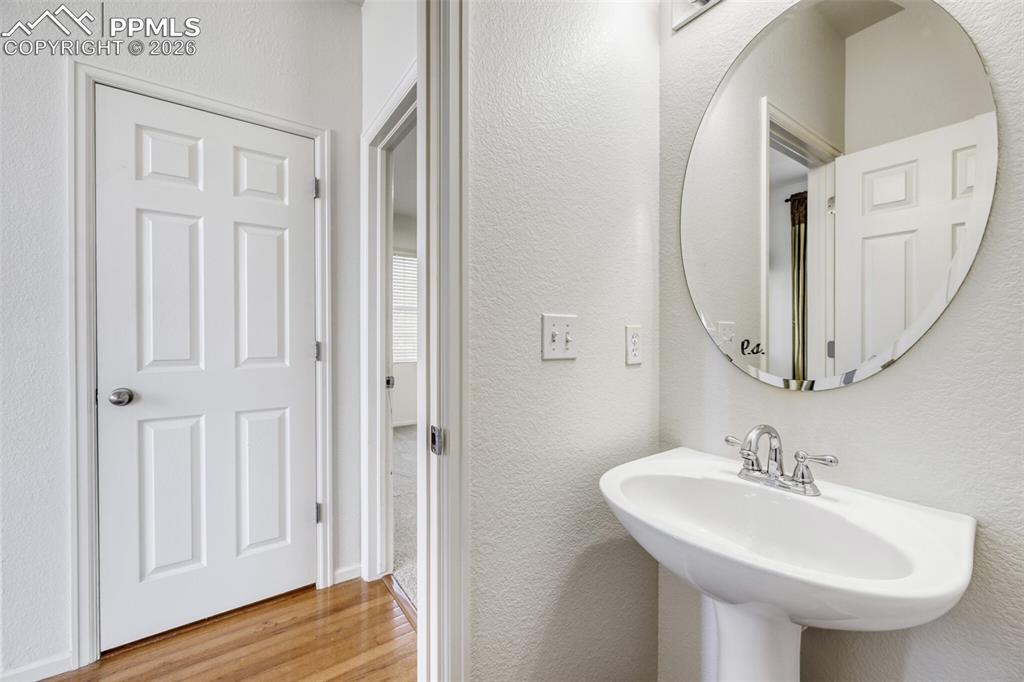 Image 7 of 13: Bathroom