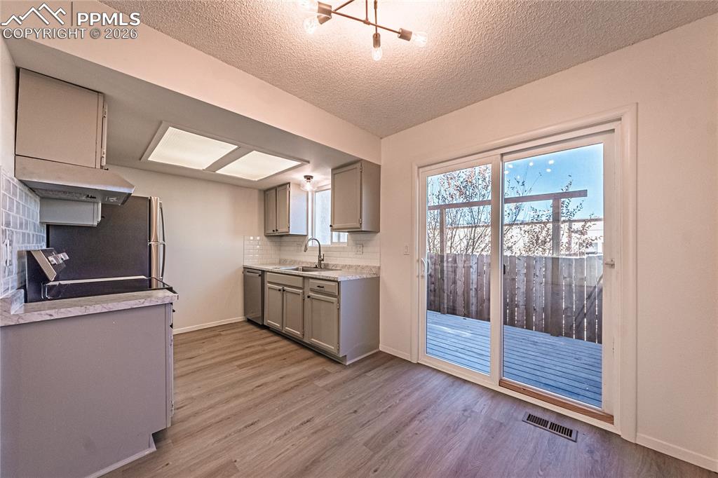 Image 7 of 22: Kitchen