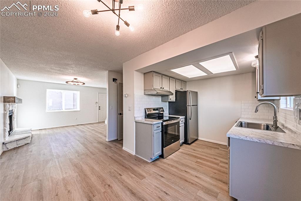 Image 9 of 22: Kitchen