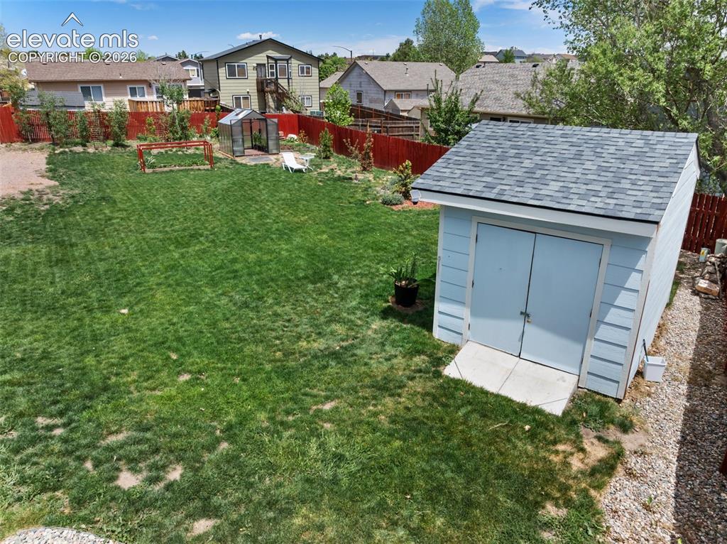 Image 36 of 50: Yard