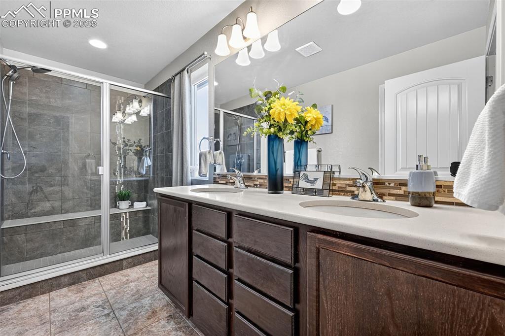 Image 17 of 46: Bathroom