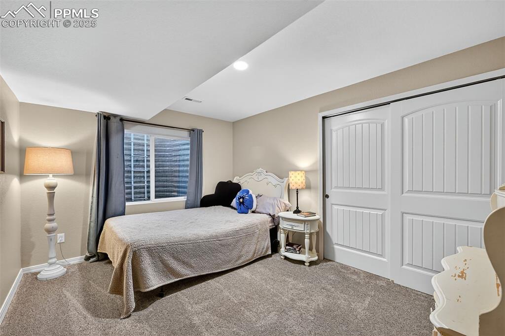 Image 22 of 46: Bedroom