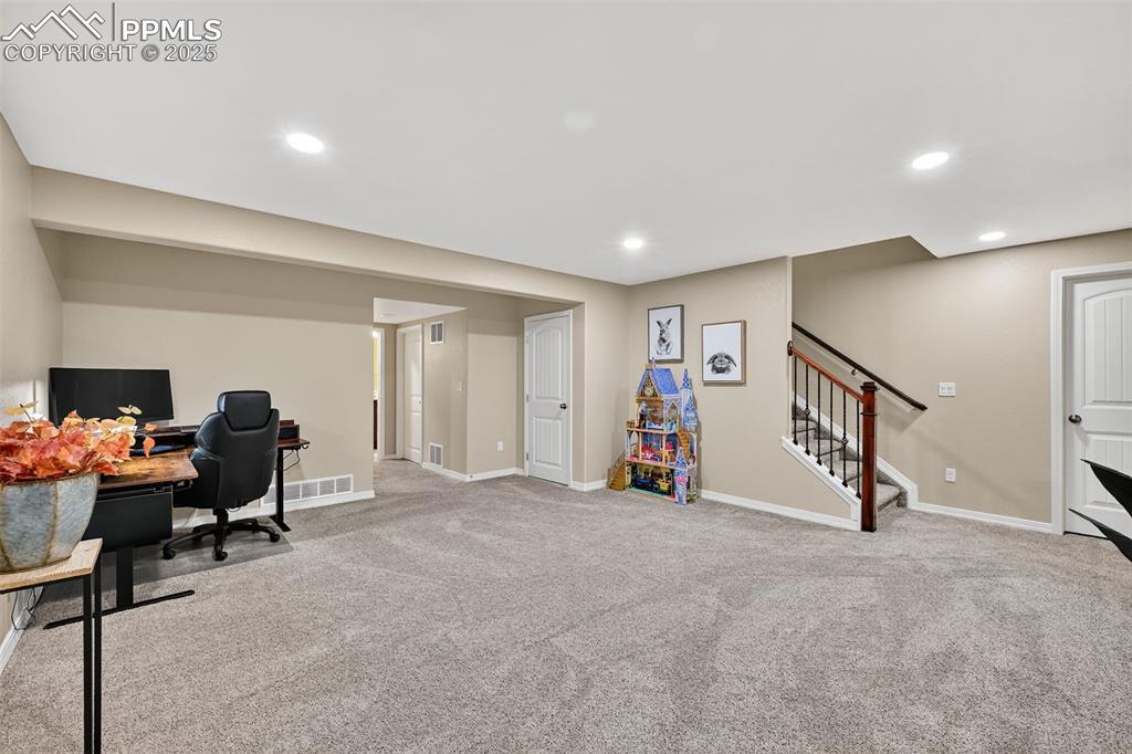 Image 28 of 46: Office