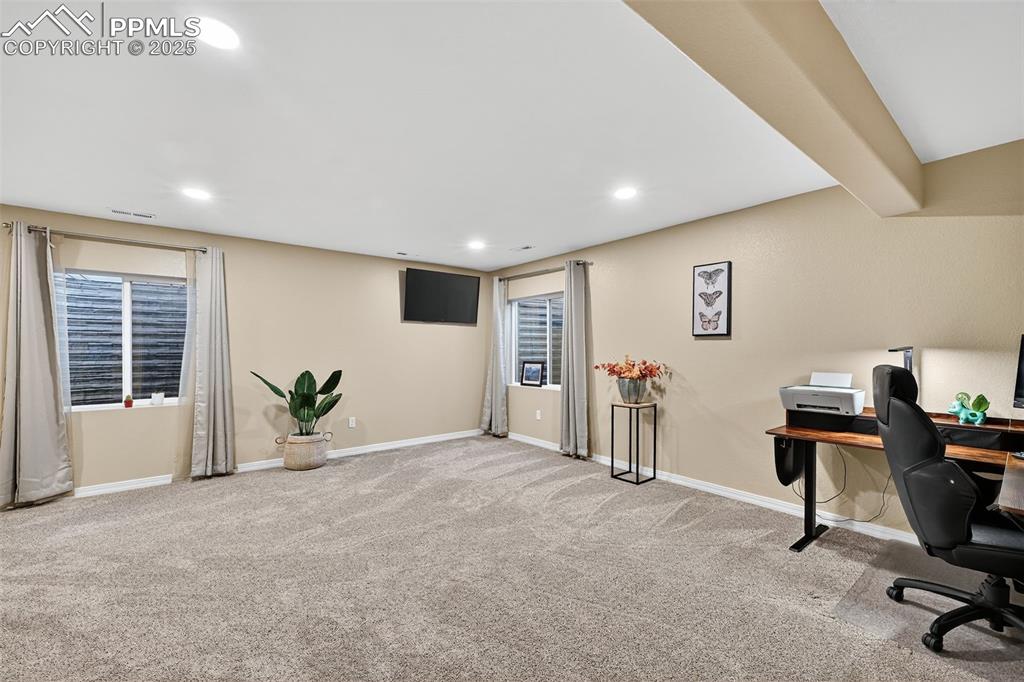 Image 29 of 46: Office