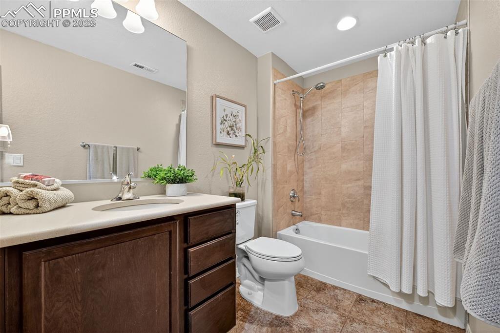 Image 30 of 46: Bathroom