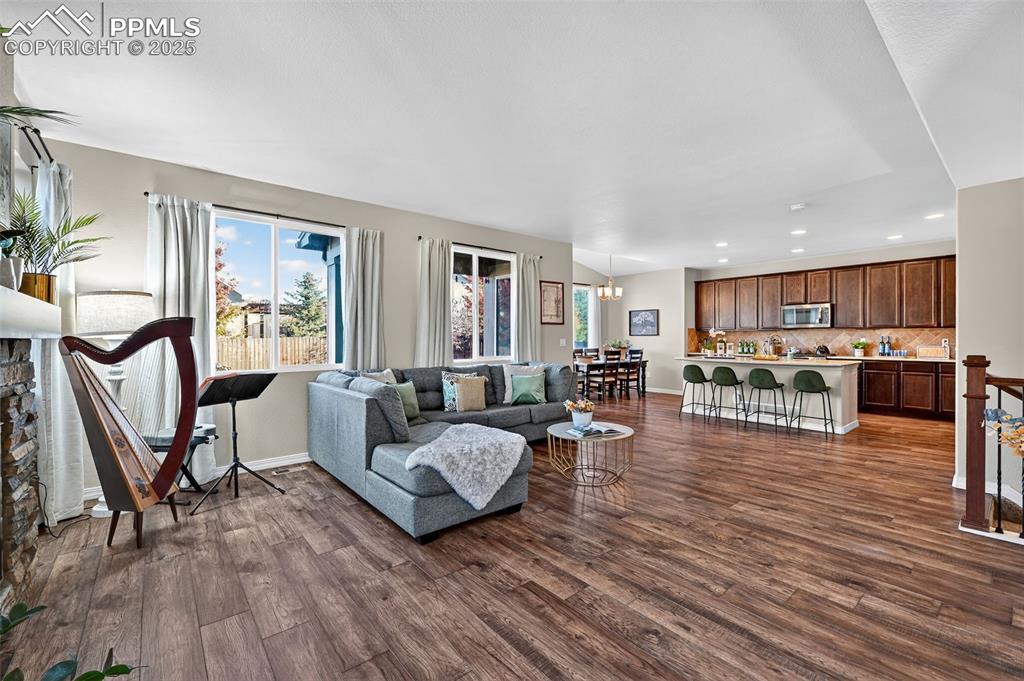 Image 43 of 46: Living Room