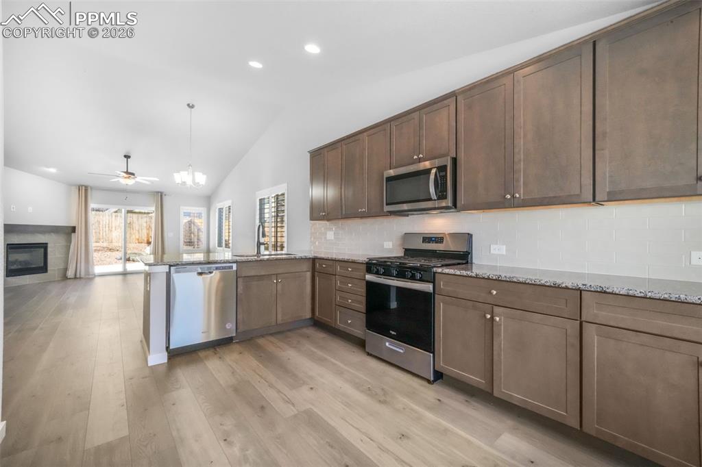 Image 10 of 50: Kitchen