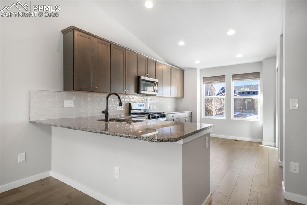 Image 13 of 50: Kitchen